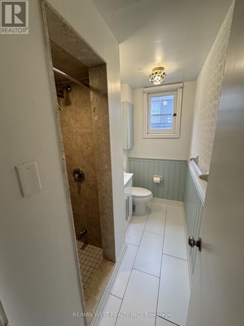 B2 - 35 LILYWOOD ROAD 2 Beds Apartment for Rent