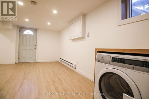 A laundry room with a washing machine and dryer.