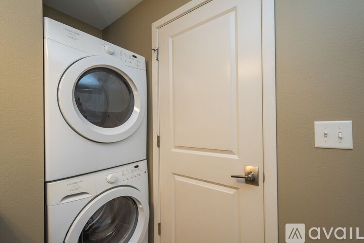 205 1/2 6th St 1 Apartment for Rent - Photo gallery 3