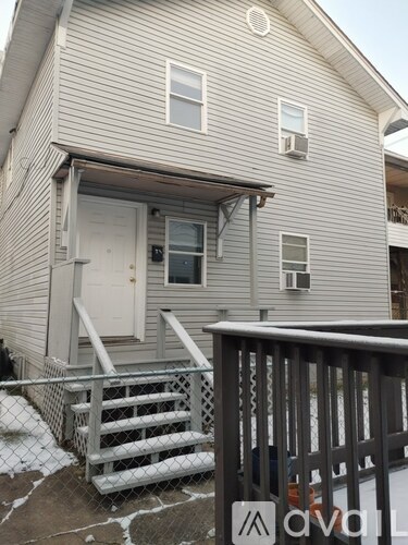 816 1/2 Main St 4 Beds Single Family Home for Rent - Photo gallery 1