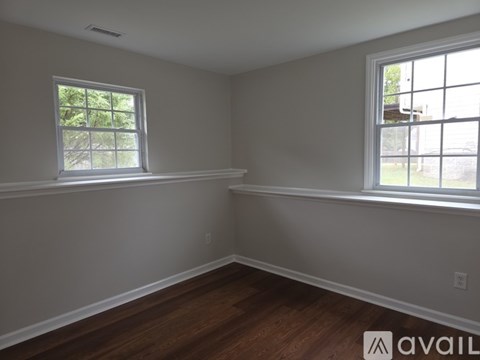 A room with a window on the left and right side.