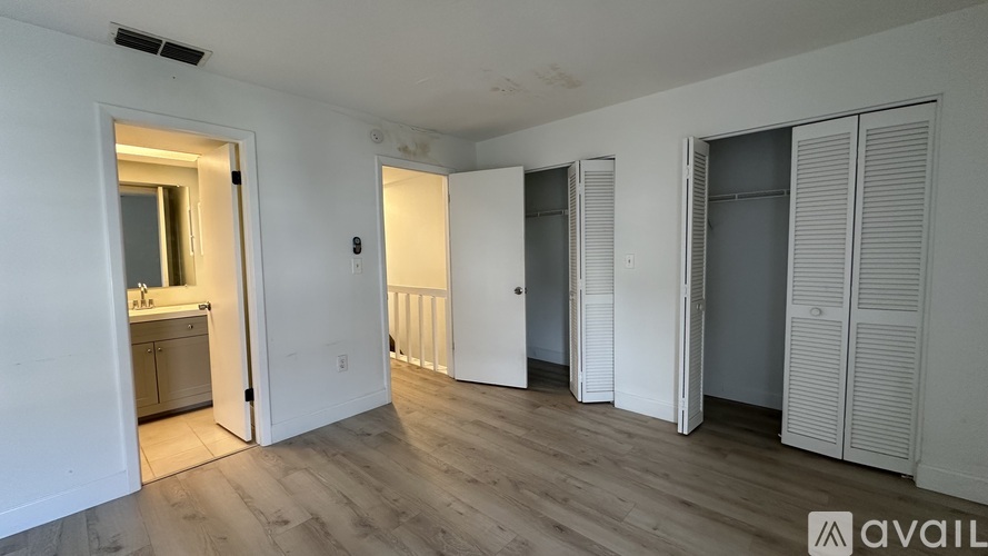 255 Capri Cir S 2 Beds Townhouse for Rent - Photo gallery 2