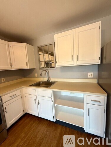 12 East Side Drive 2 Beds Apartment for Rent