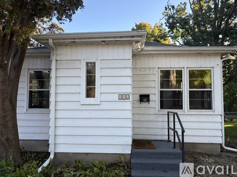 113 Van Deusen St 2 Beds Apartment for Rent