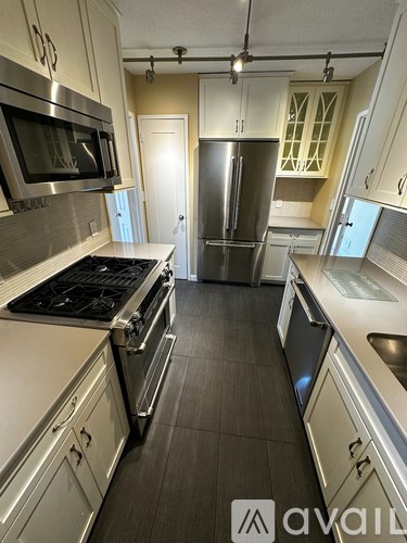 77 Pond Avenue 3 Beds Apartment for Rent