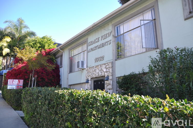 A white building with a sign that says "Gateview Alumni Club 1932".
