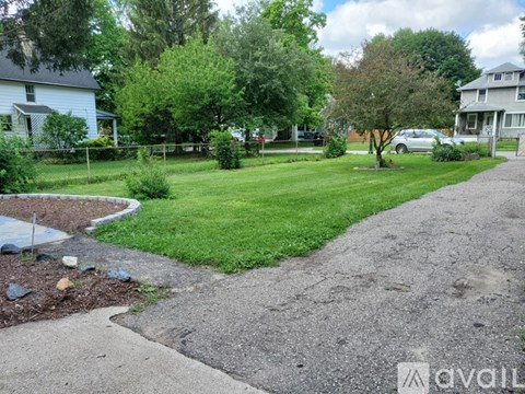 410 Campbell Avenue 2 Beds Apartment for Rent