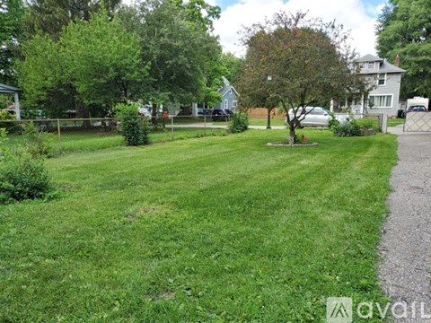 410 Campbell Avenue 2 Beds Apartment for Rent