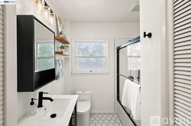 2512 Clay St 2 Beds Single Family Home for Rent - Photo gallery 4