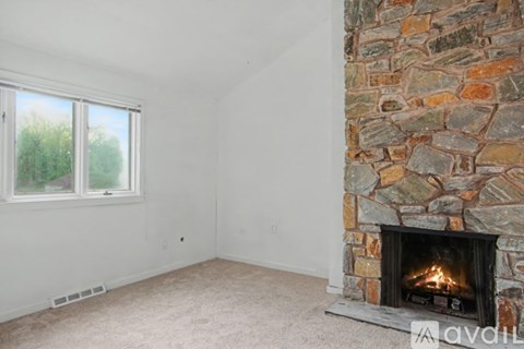 33 Harvey Ln 4 Beds Apartment for Rent