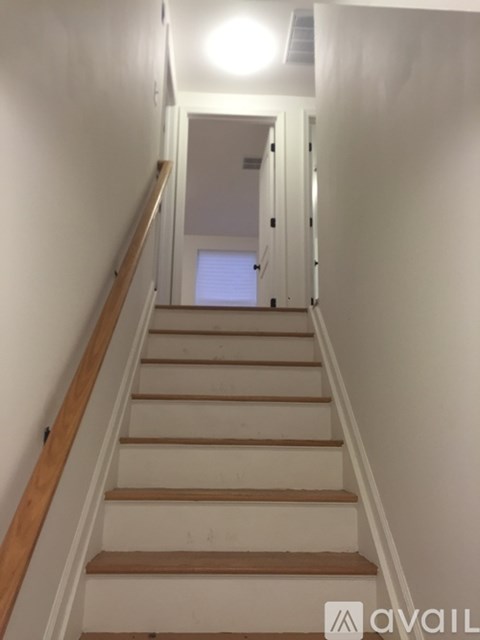 147 W Washington Ave 3 Beds Apartment for Rent