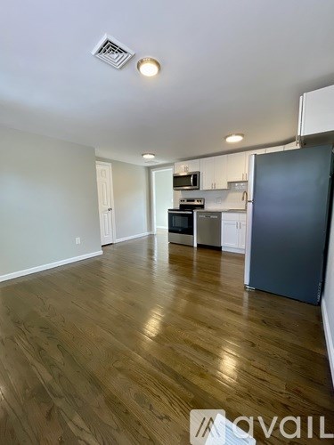 42 Railroad Avenue 2 Beds Apartment for Rent