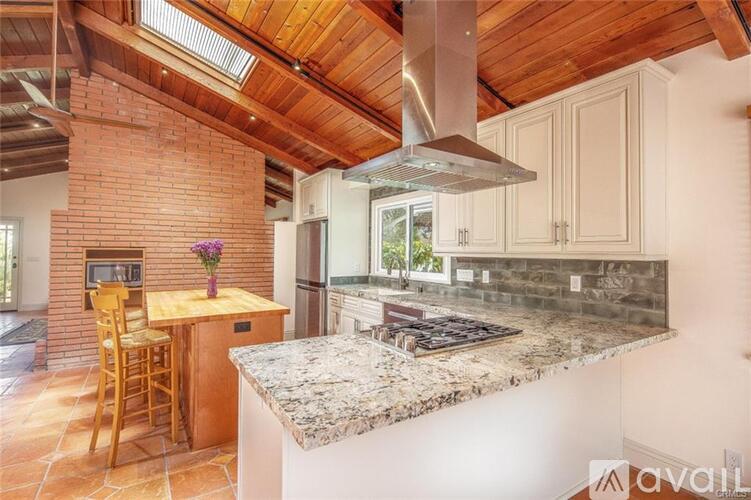 380 Poplar Street 3 Beds Single Family Home for Rent - Photo gallery 4