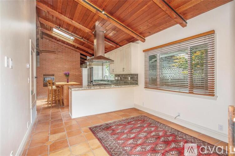 380 Poplar Street 3 Beds Single Family Home for Rent - Photo gallery 5