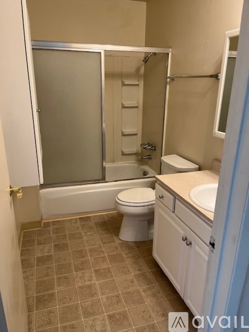 653 E 9th St 2 Beds Apartment for Rent - Photo gallery 5