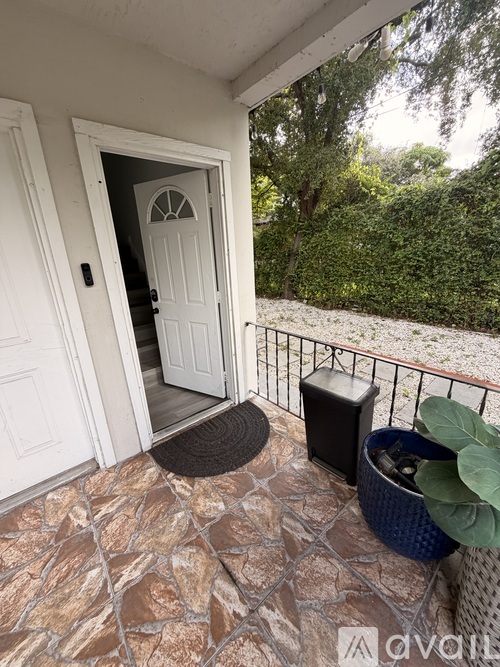 320 Northeast 57th Street 2 Beds Single Family Home for Rent - Photo gallery 4