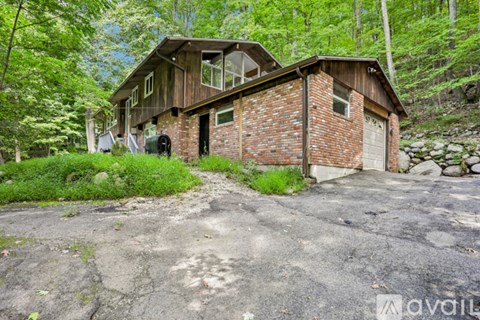 952 Haverstraw Rd 4 Beds Apartment for Rent