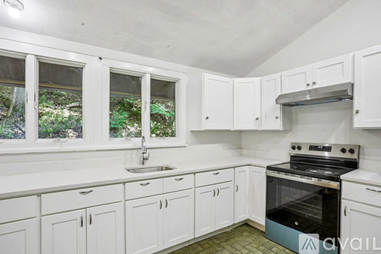 952 Haverstraw Rd 4 Beds Single Family Home for Rent - Photo gallery 4