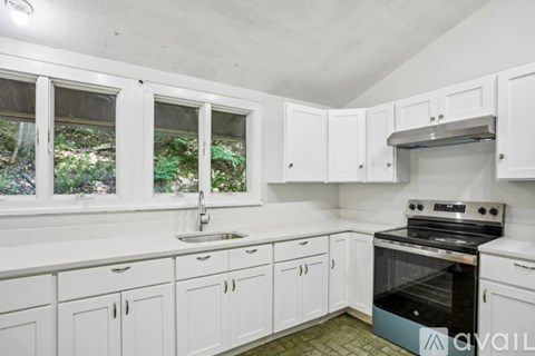 952 Haverstraw Rd 4 Beds Apartment for Rent