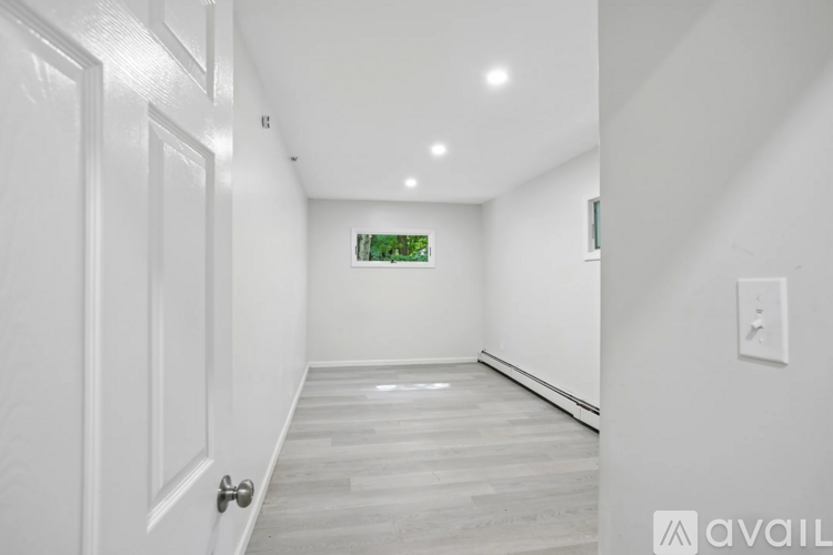 952 Haverstraw Rd 4 Beds Single Family Home for Rent - Photo gallery 5
