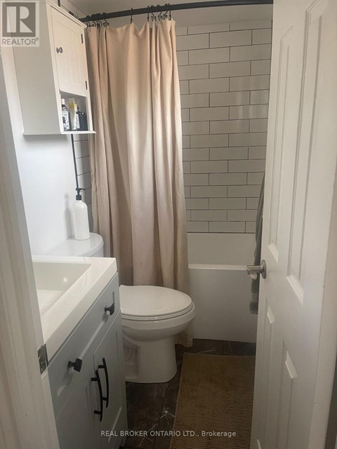 UPPER - 68 REDWOOD AVENUE 3 Beds Apartment for Rent