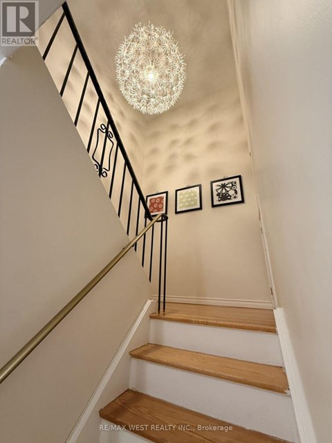 43 - 51 BROADFIELD DRIVE 5 Beds Apartment for Rent