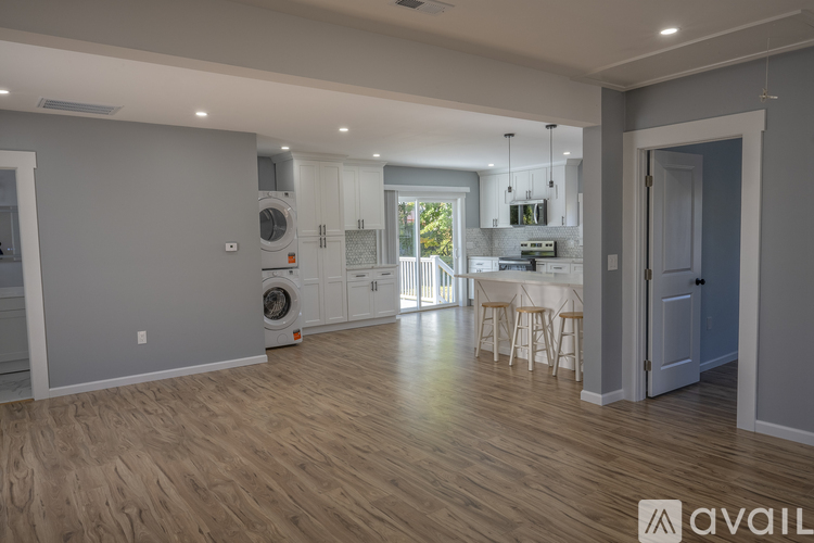 112 Broad Street 3 Beds Single Family Home for Rent - Photo gallery 1