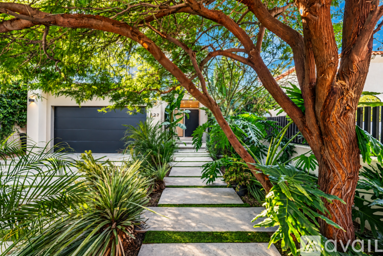 527 N Harper Ave 5 Beds Single Family Home for Rent - Photo gallery 2