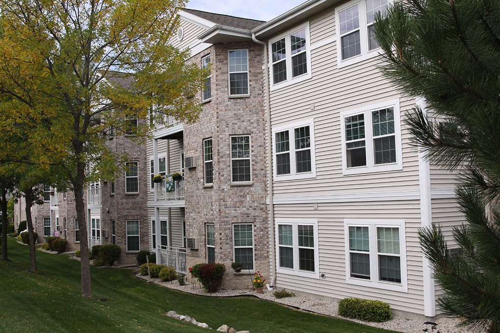 a view of the exterior of an apartment building