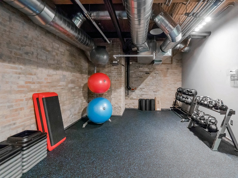 Chicago luxury apartment fitness center gym amenity with yoga studio and free weights