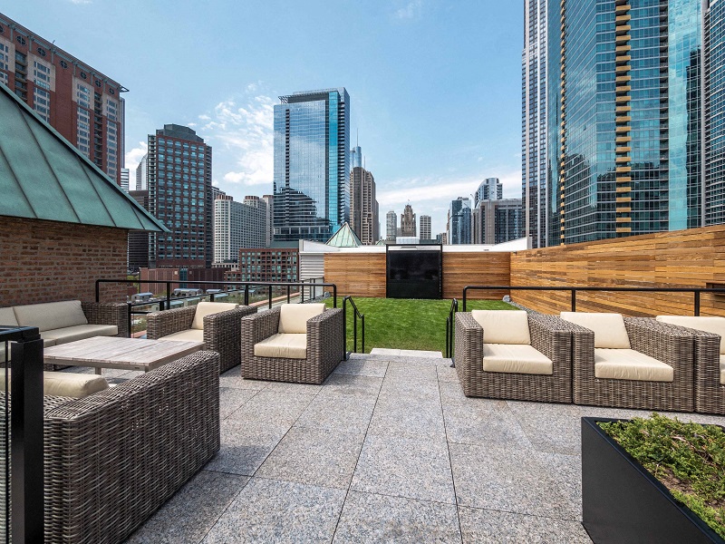 Chicago luxury apartment roof deck with seating and outdoor movie screen