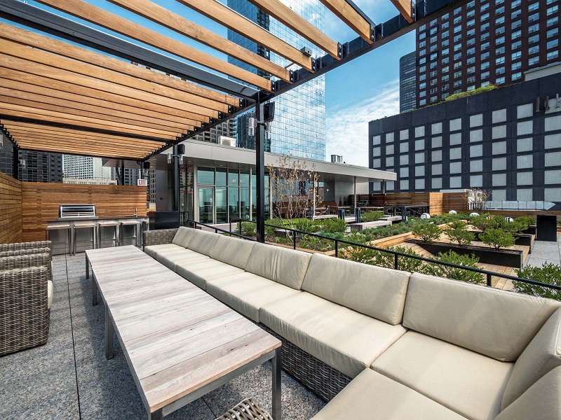 Chicago luxury apartment roof deck with seating and dining area