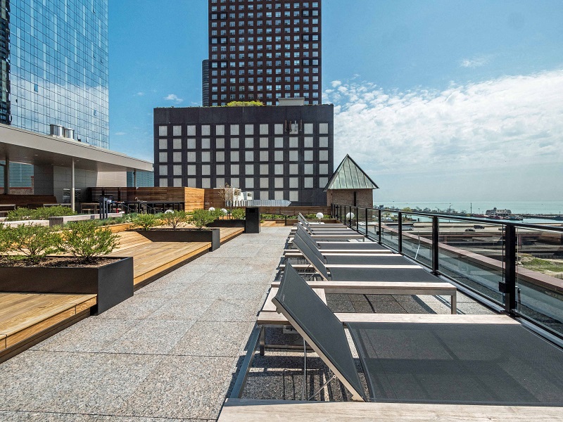 Chicago luxury apartment roof deck with seating and sun tanning chairs