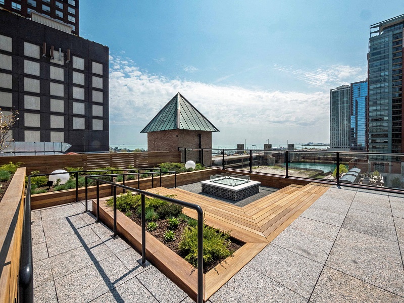 Chicago luxury apartment roof deck with seating and sun tanning chairs