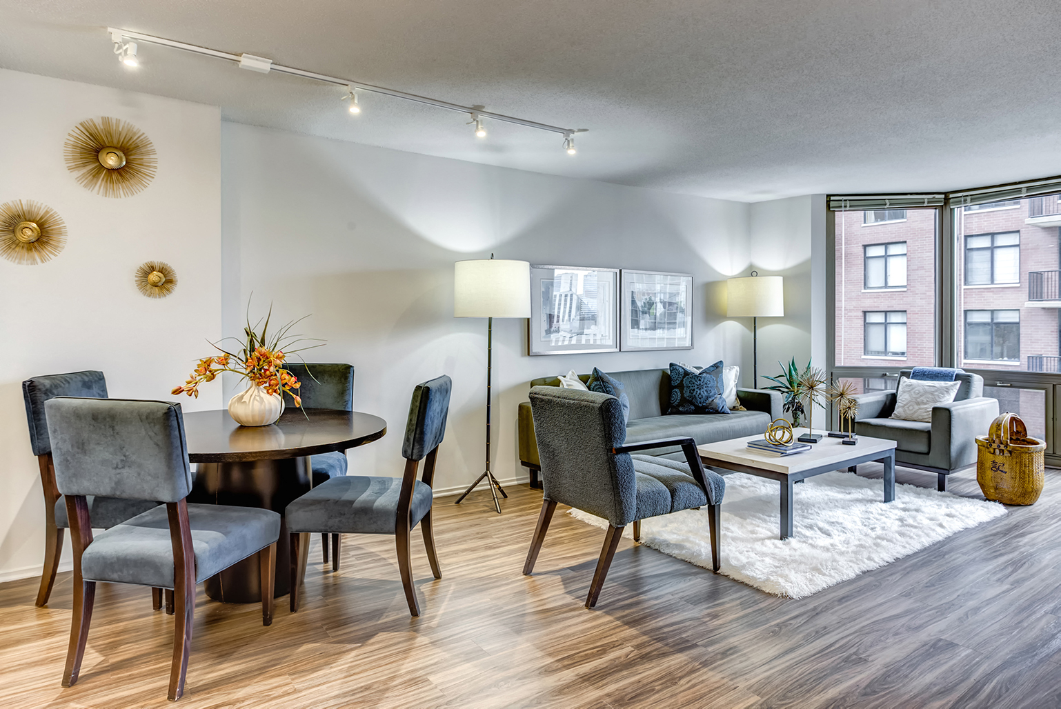 Welcome To Elm Street Plaza Gold Coast Chicago Apartments