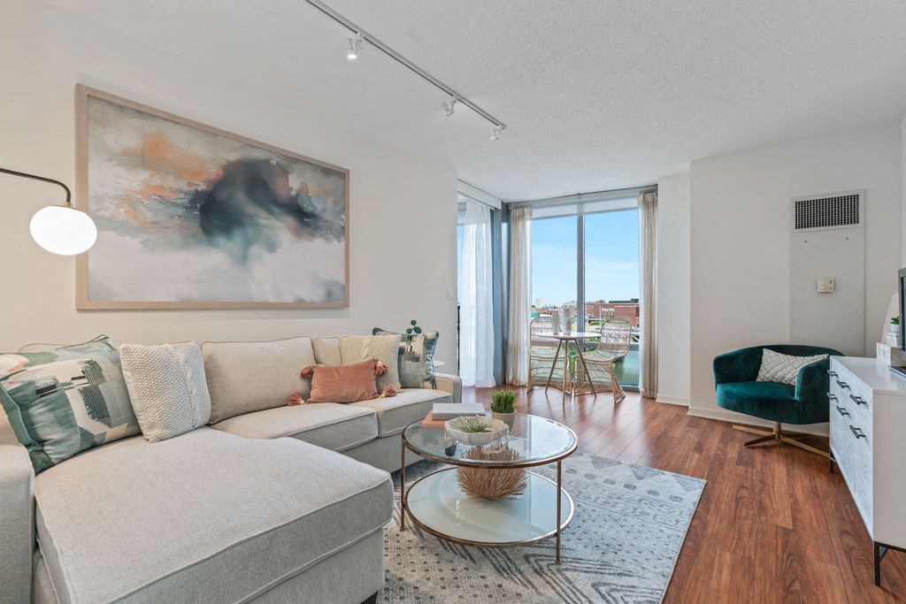 Spacious living room at Kingsbury Plaza, Illinois