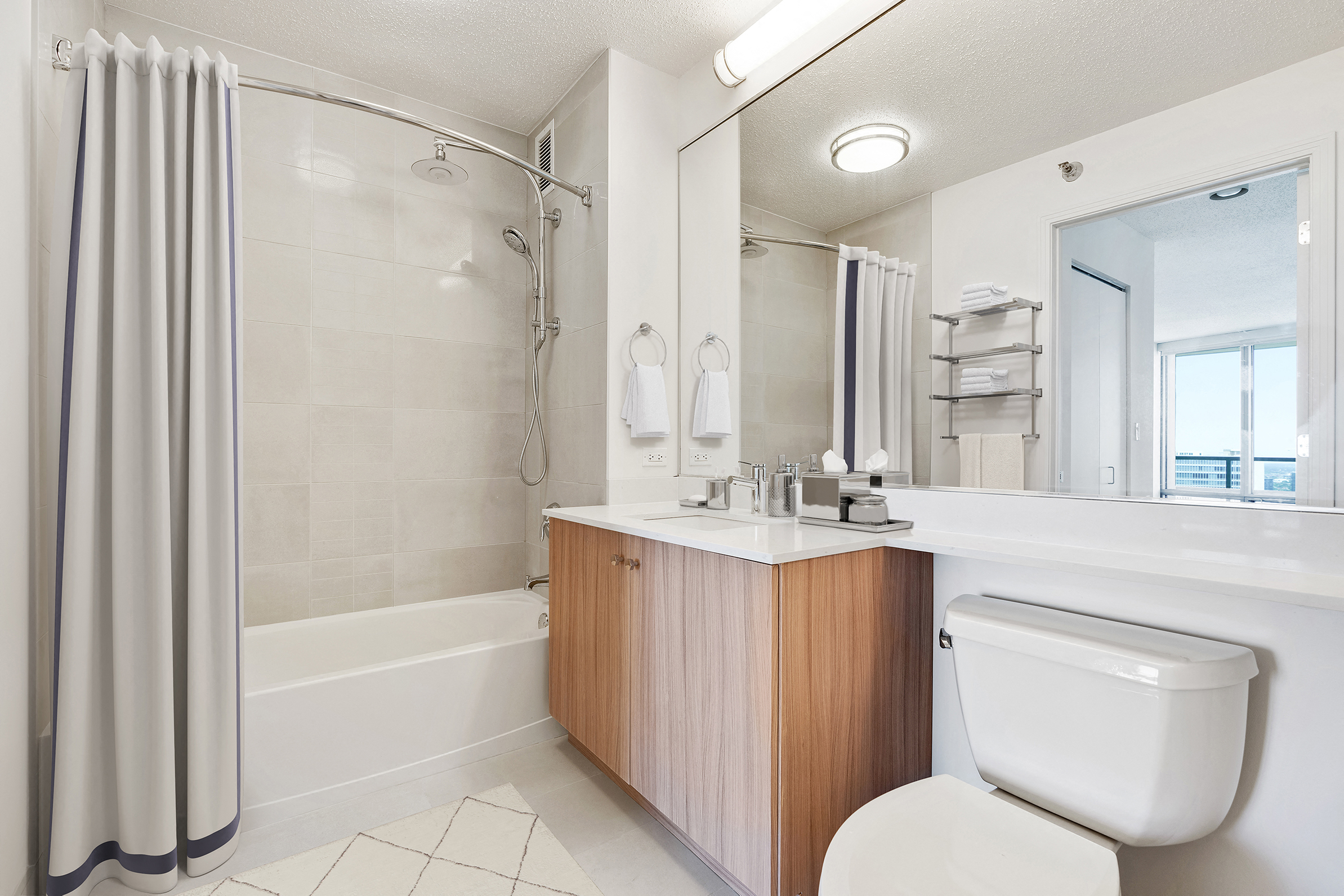 Luxurious Bathroom at Kingsbury Plaza, Illinois