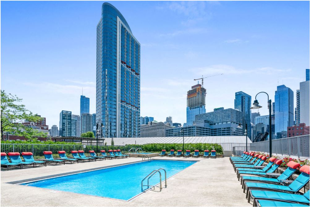 outdoor pool and sundeck with views at Kingsbury Plaza, Chicago, 60654