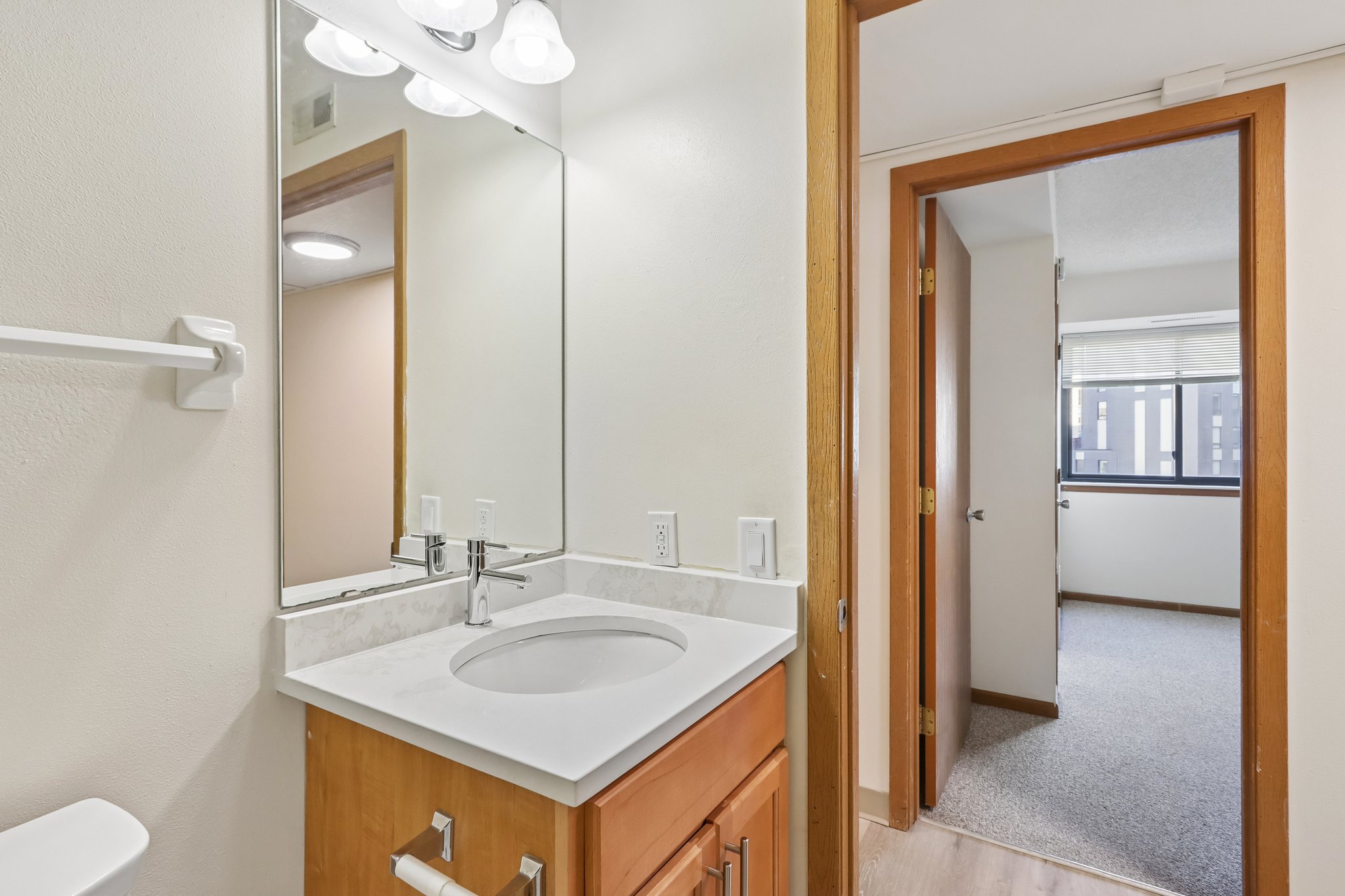 515 University Avenue Studio-4 Beds Apartment for Rent
