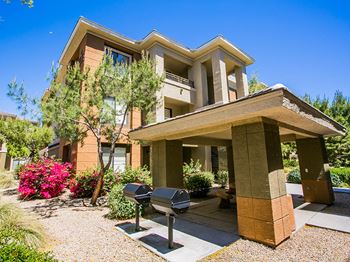 Outdoor Picnic and BBQ Area at Apartment Near Phoenix Mesa Gateway Airport