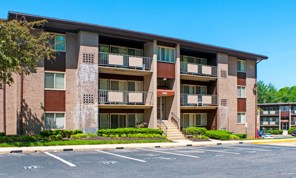 exterior view at the falls at rolland park apartments md