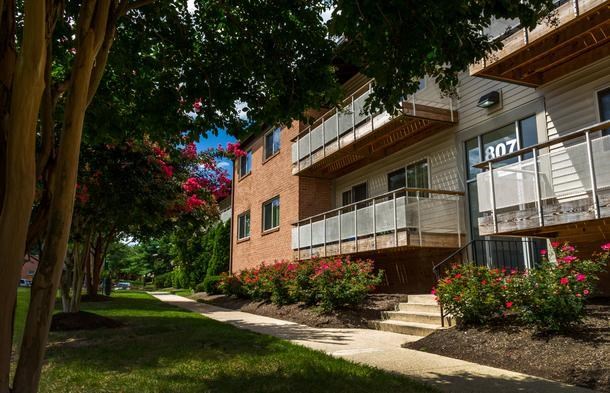 a building with a balcony and a sidewalk