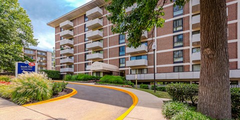 a curved street in front of an apartment building