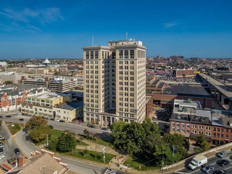 a tall building in the middle of a city