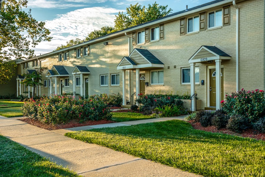 a sidewalk in front of an apartment building