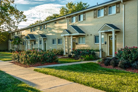 a sidewalk in front of an apartment building