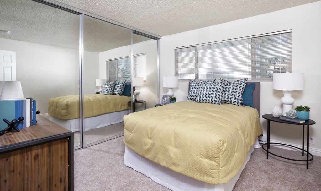 the preserve at ballantyne commons apartments bedroom and mirrored closet