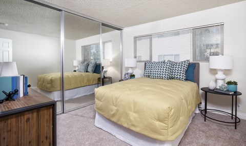 the preserve at ballantyne commons apartments bedroom and mirrored closet
