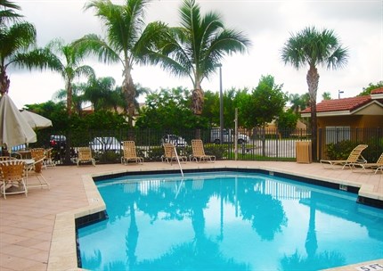 Lakeside Commons Apartments 550 Executive Center Dr West