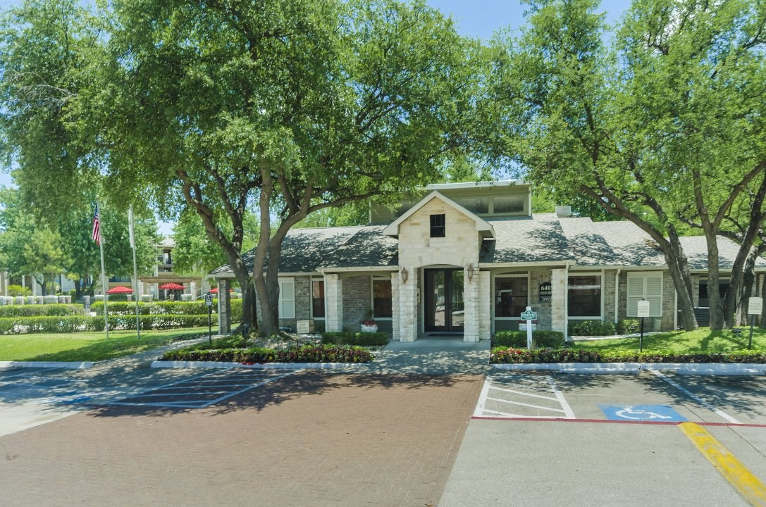 Oaks at Hulen Bend Apartments, 6401 Hulen Bend Blvd., Fort Worth, TX RENTCafé